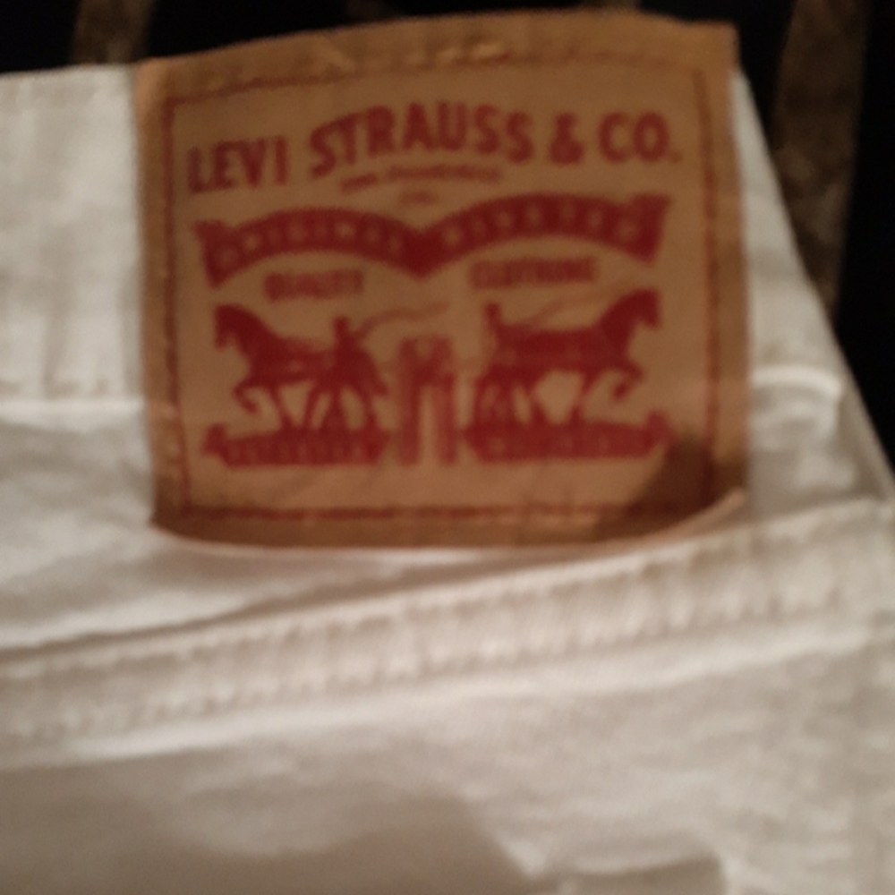 Ladies Levi's White Capri Pants